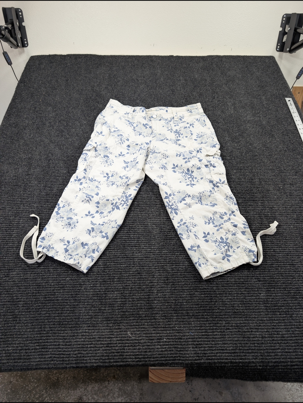 Faded Glory White Capri Cargo Pants with Blue Floral Print